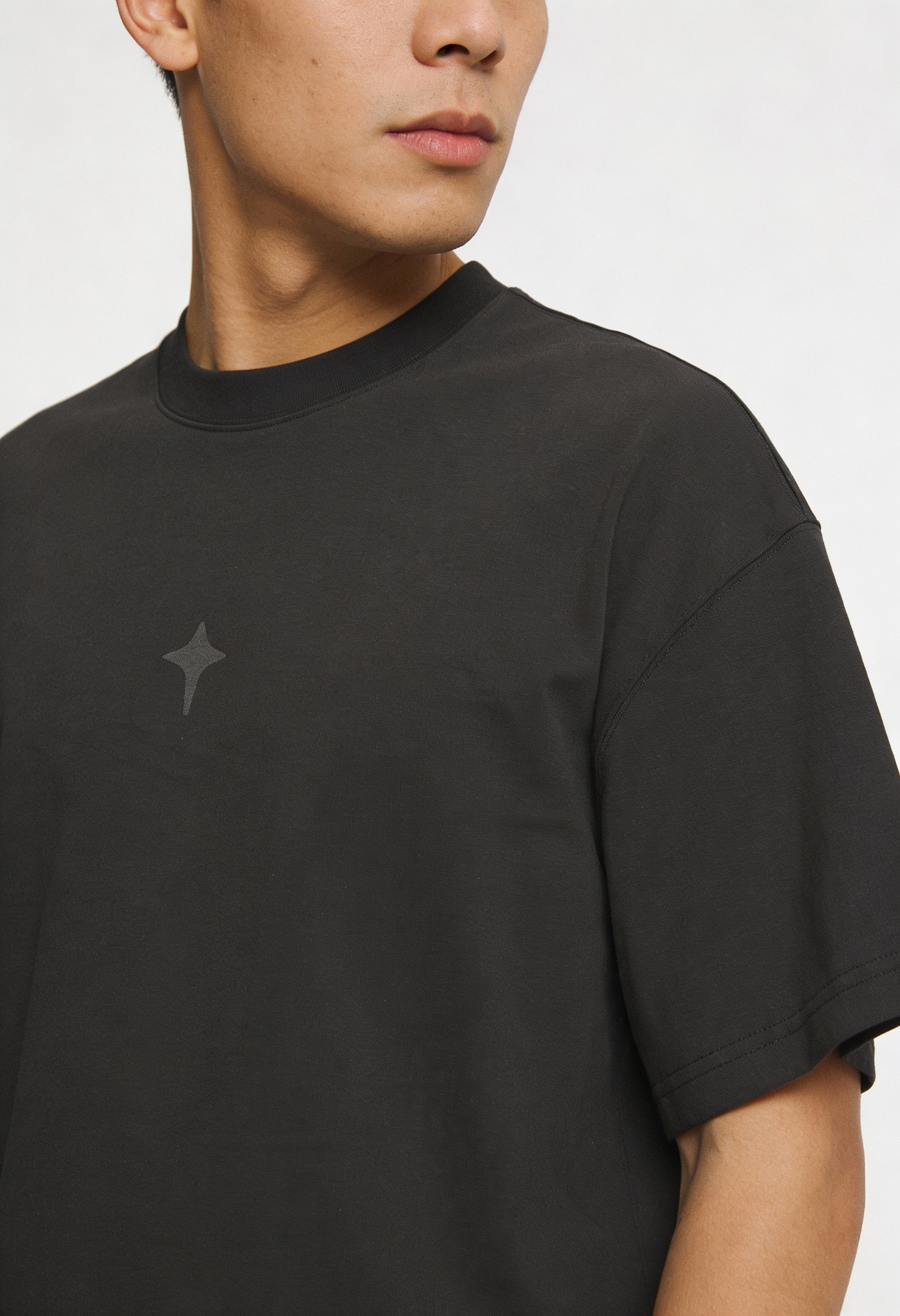 BASIC DARK UNSEEN TEE